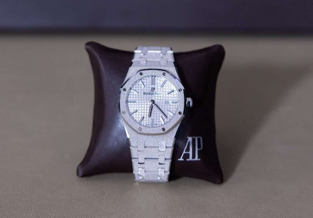 Cashing Diamond Luxury Watch Buy and Sale Cashing Diamond Luxury Watch Buy and Sale